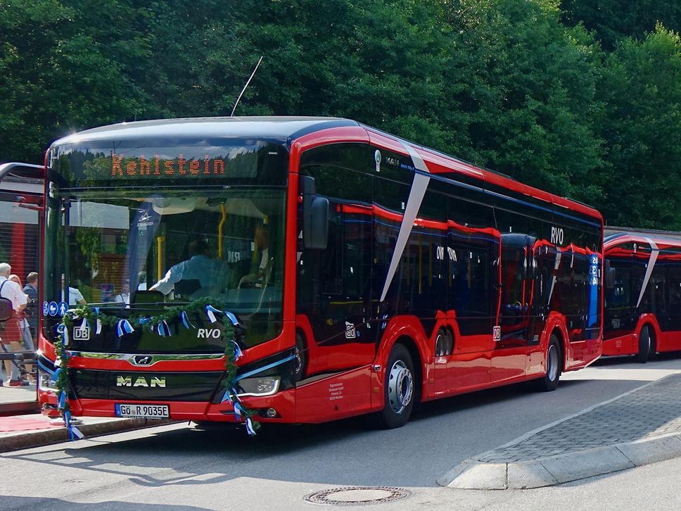 Black and red DB bus to Kehlstein at a bus stop.