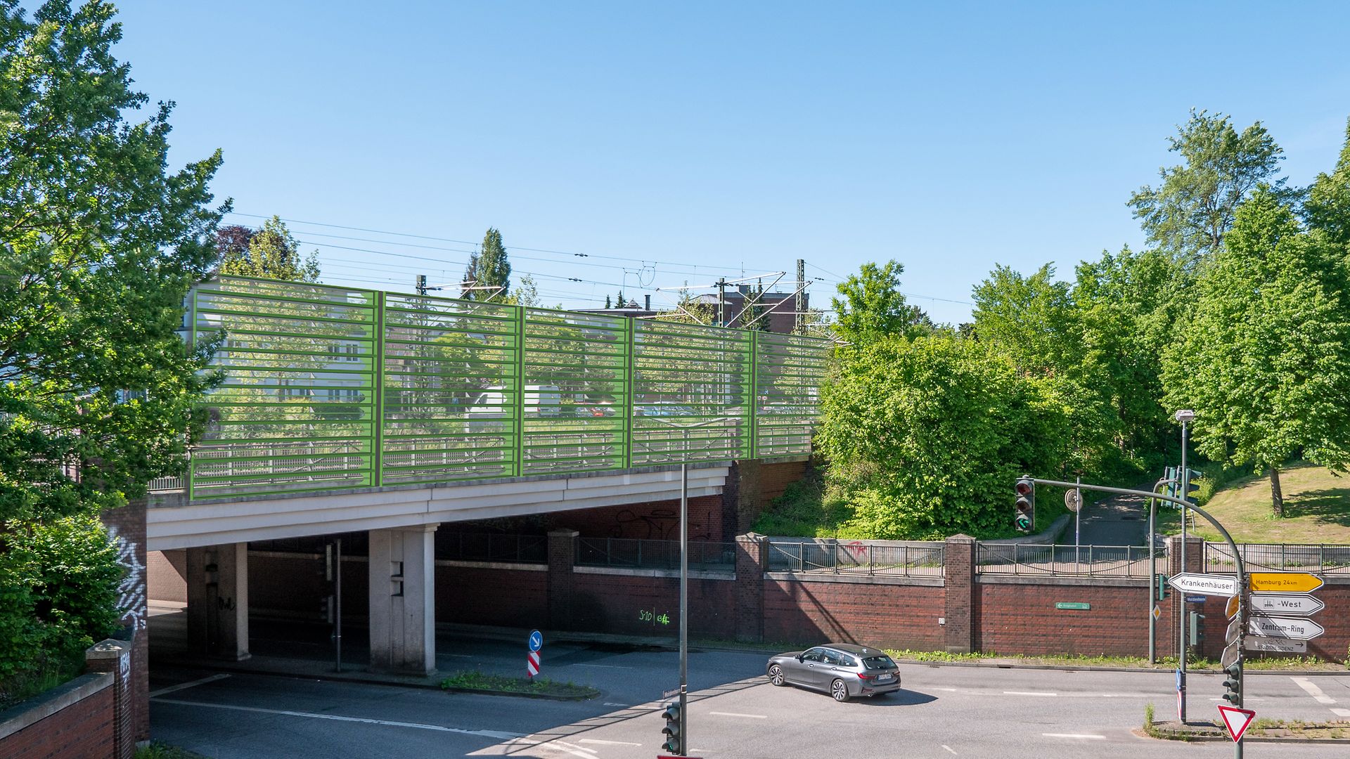 Visualization of a bridge with a transparent noise barrier at a road junction