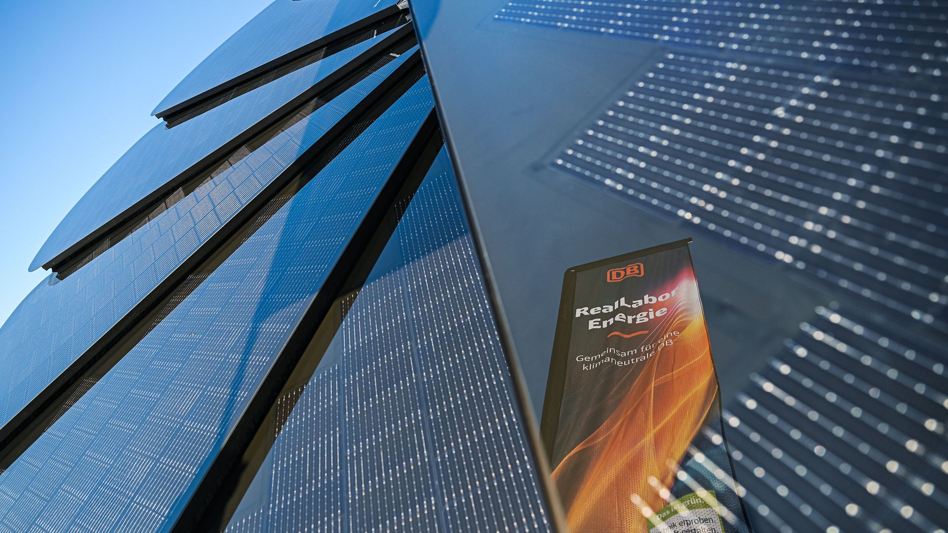 The RealLabor Energie banner is reflected in the rotor blades of the Solarmover.