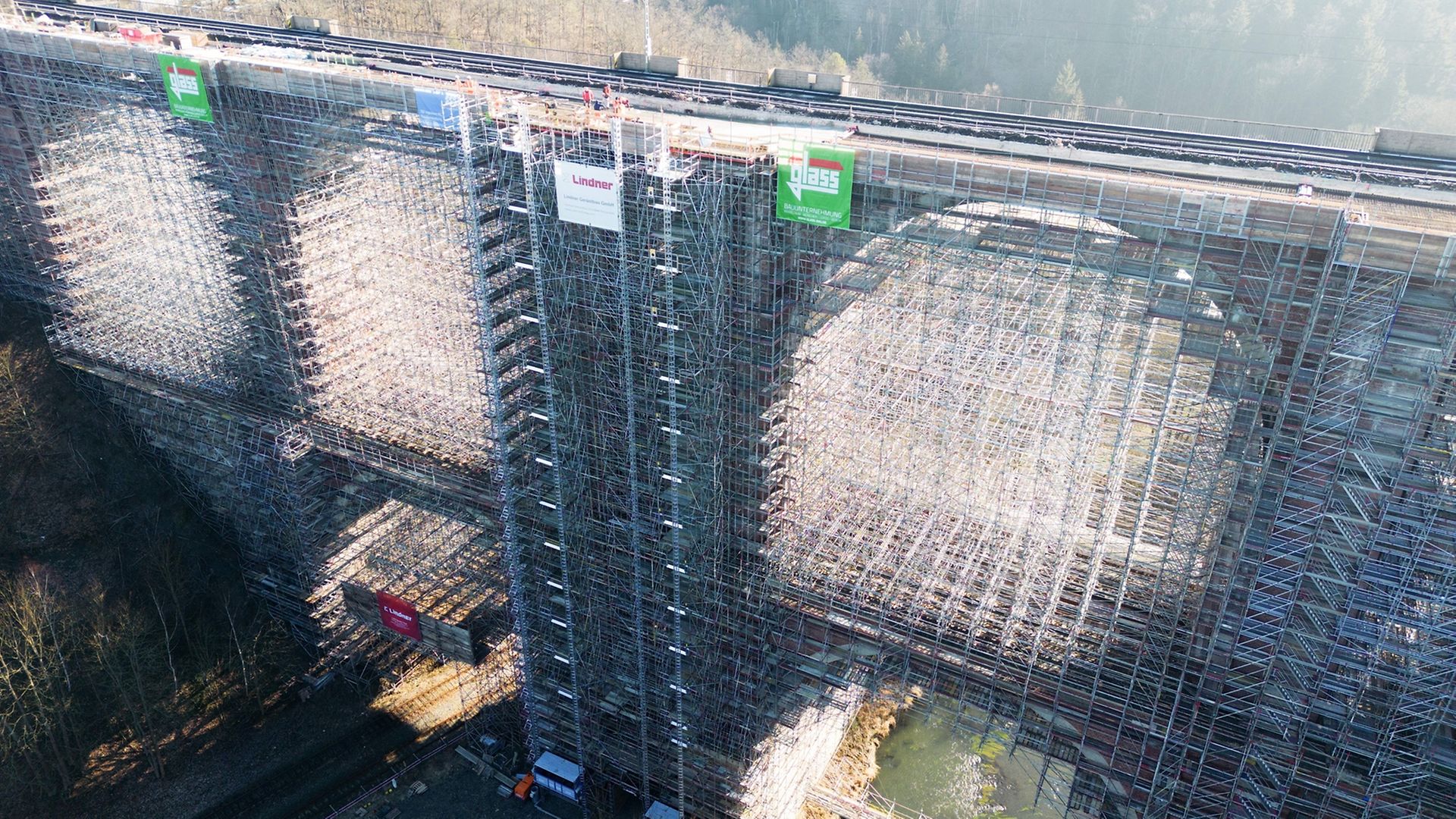 Arched bridge in scaffolding