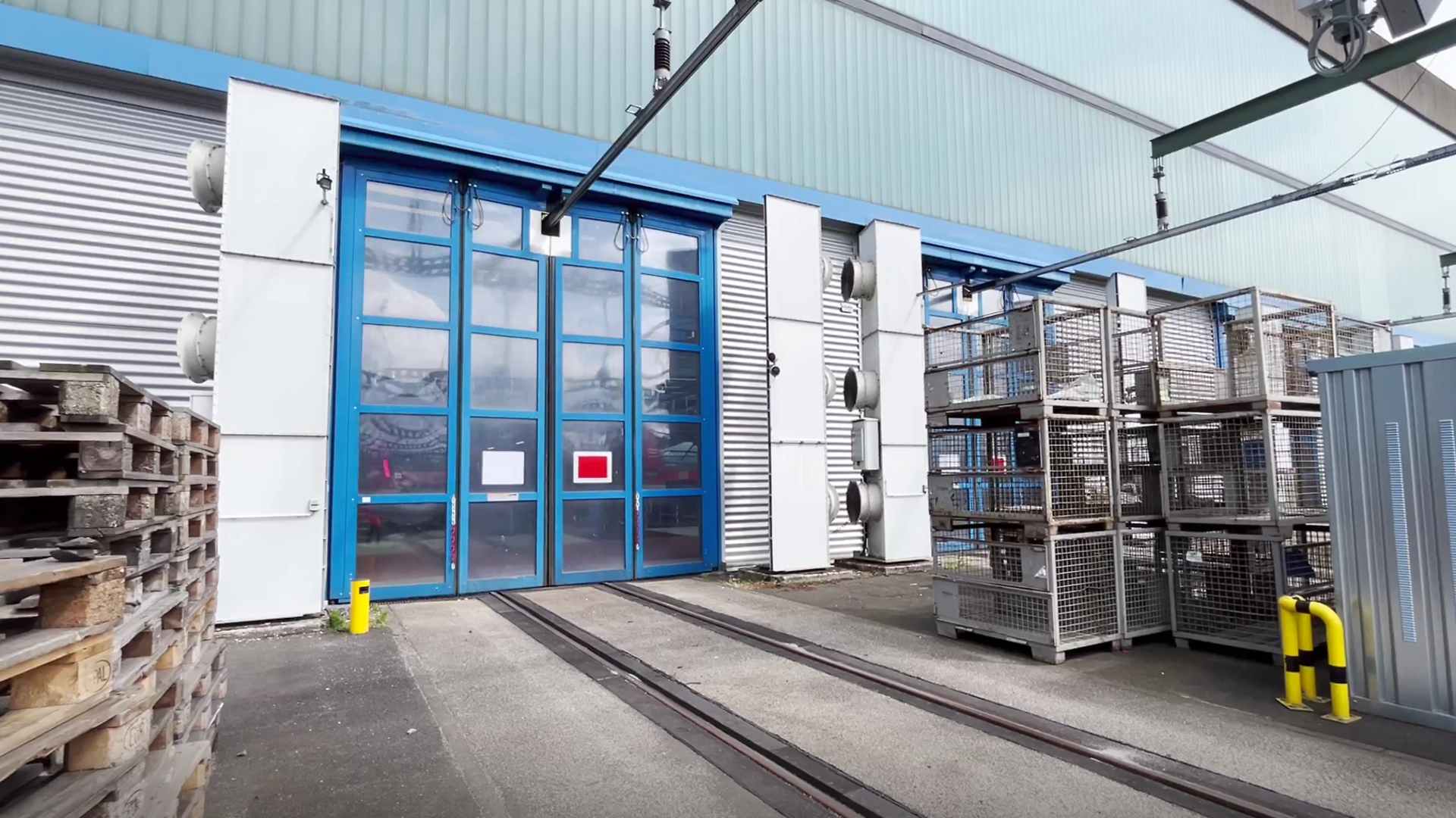 Closed hall door of a DB Regio maintenance depot