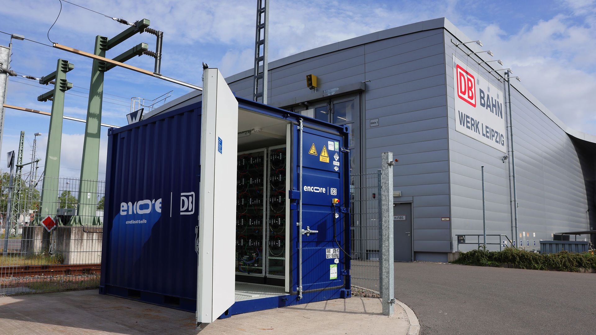 Second-life battery storage from encore in front of the ICE plant in Leipzig.