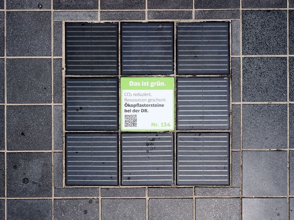 Floor surface with various materials and a sticker with the "This is green." lettering.