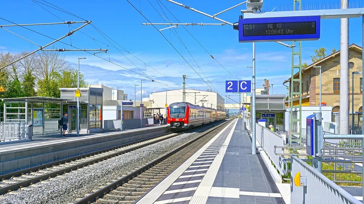 Ein Regionalexpress fährt in den Bahnhof Iphofen ein.