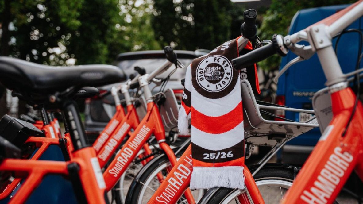Ein Fanschal des FC St. Pauli hängt an einem Rad von StadtRAD Hamburg