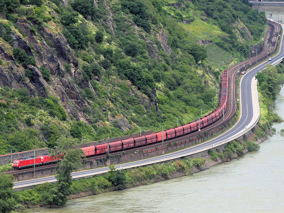 Ein Güterzug fährt durch das Mittelrheintal