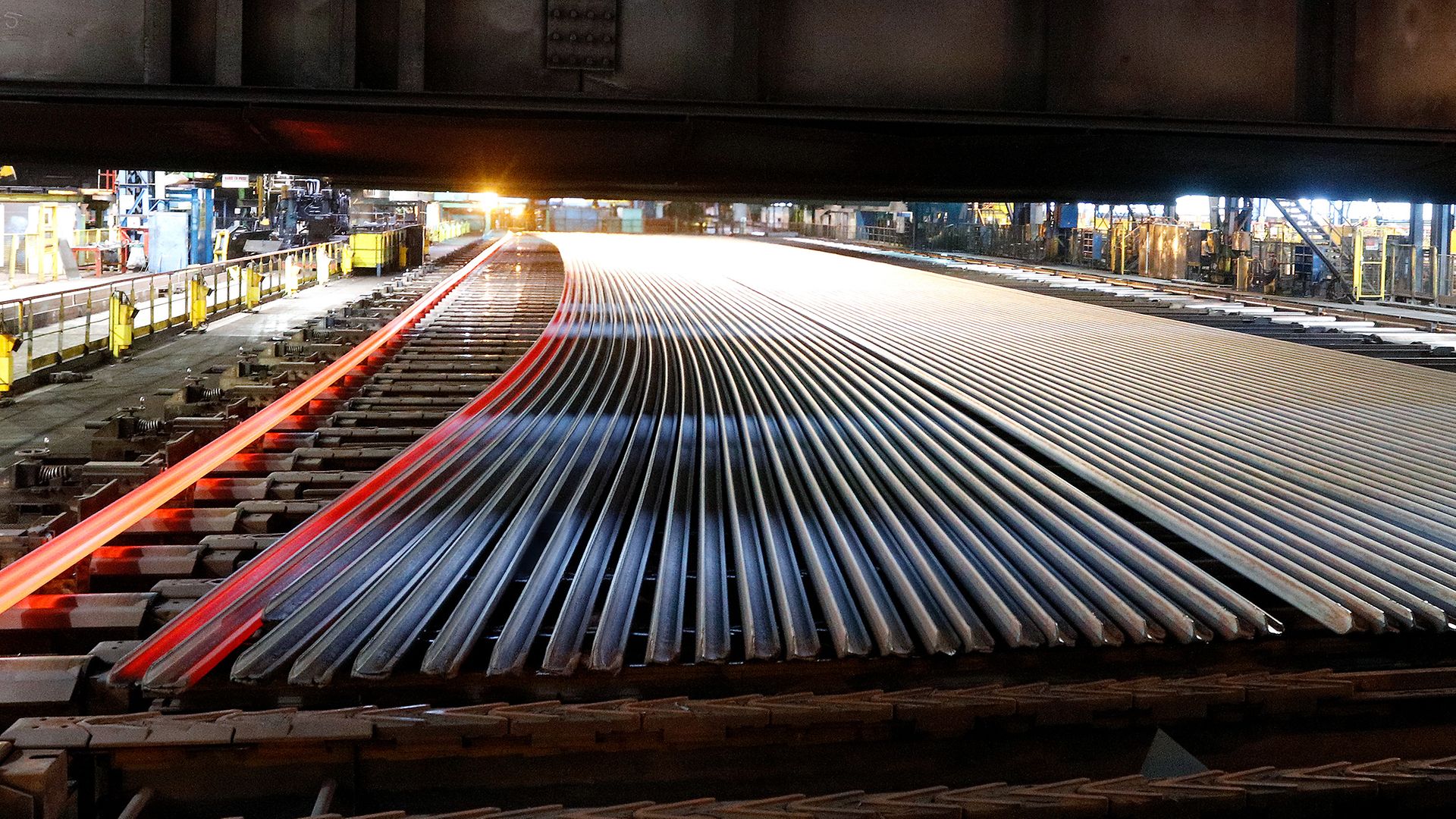 Schienen werden in einem Werk von Saarstahl hergestellt