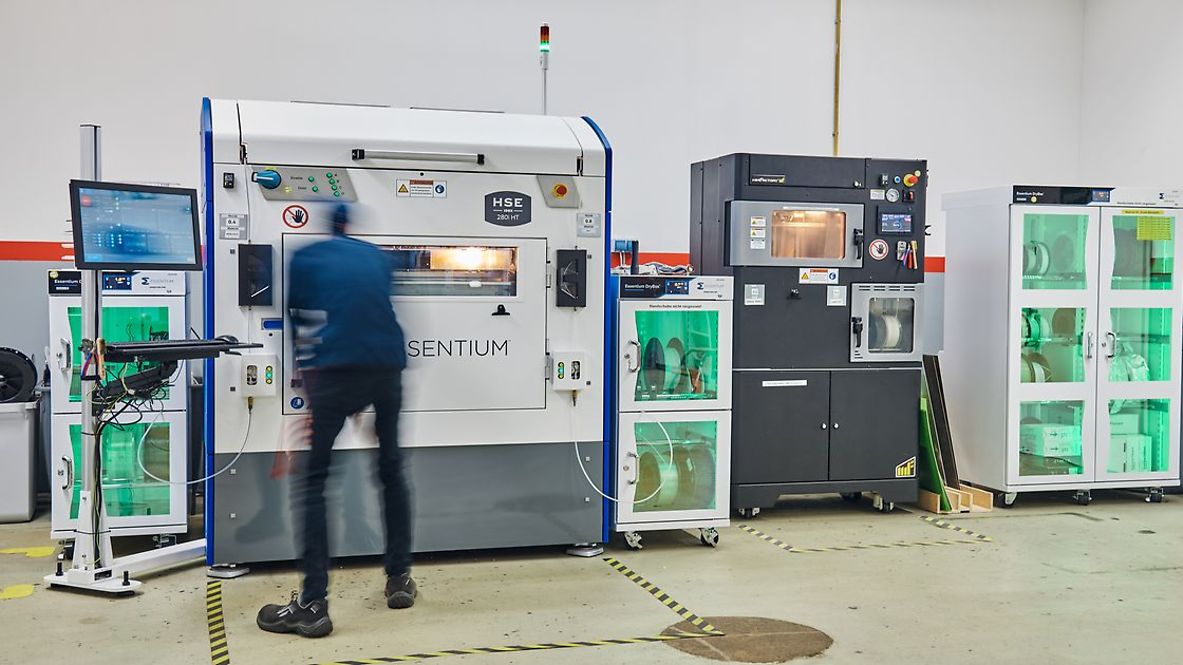 Mitarbeiter der Werkstatt an industriellen 3D-Druck-Anlagen