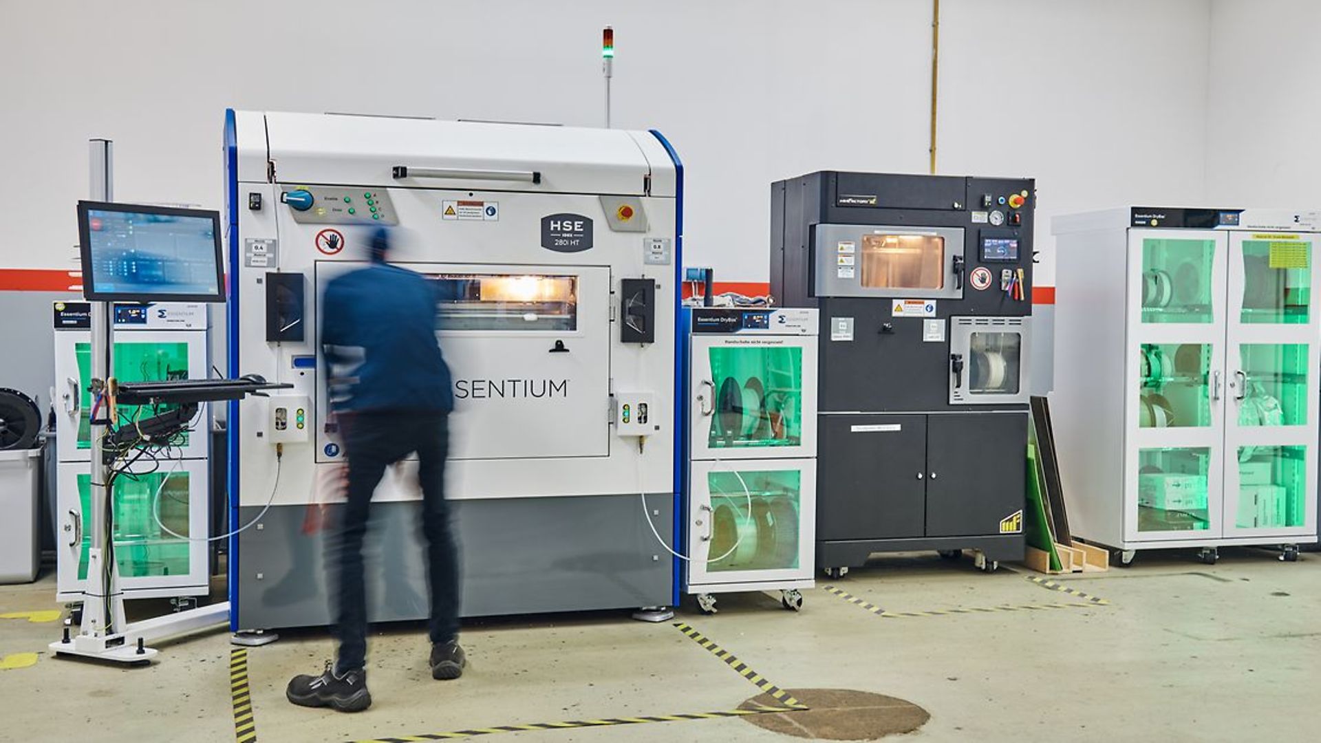 Mitarbeiter der Werkstatt an industriellen 3D-Druck-Anlagen