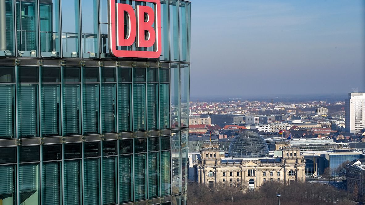 Blick auf die Konzernzentrale der DB in Berlin.