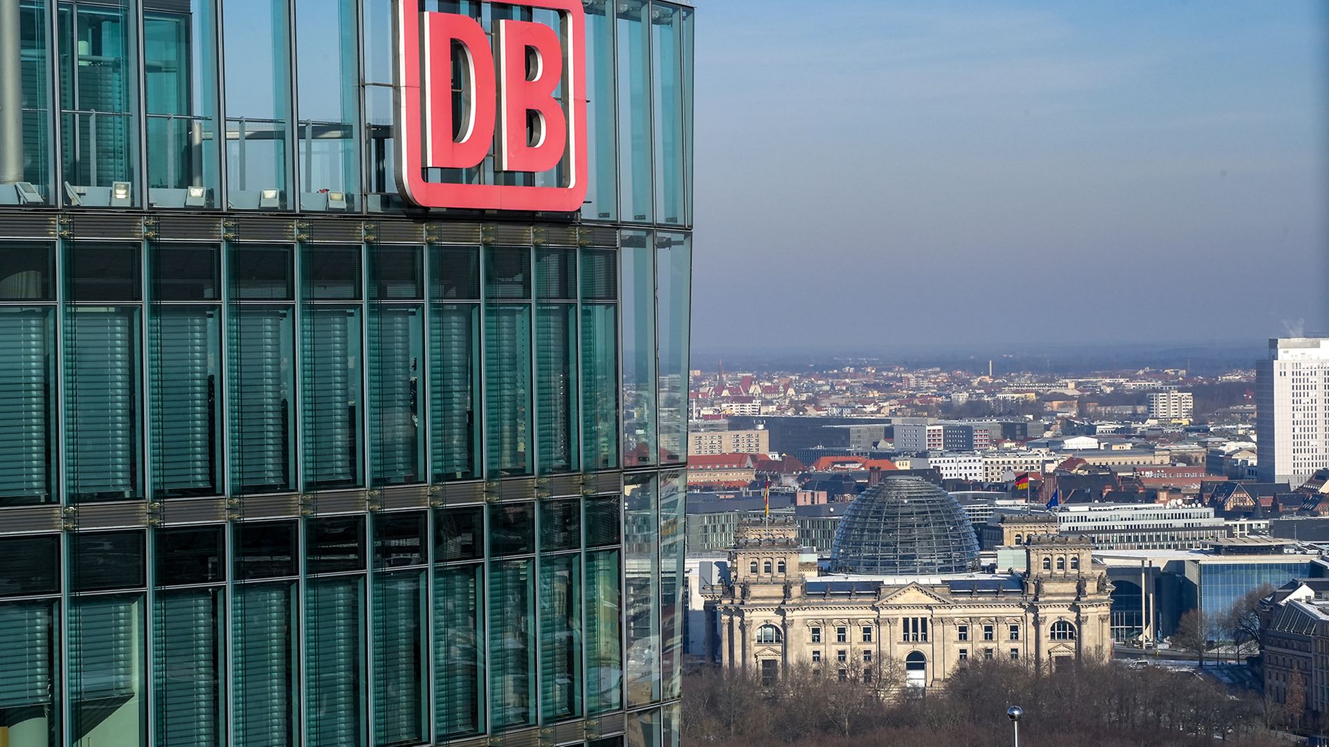 Blick auf die Konzernzentrale der DB in Berlin.