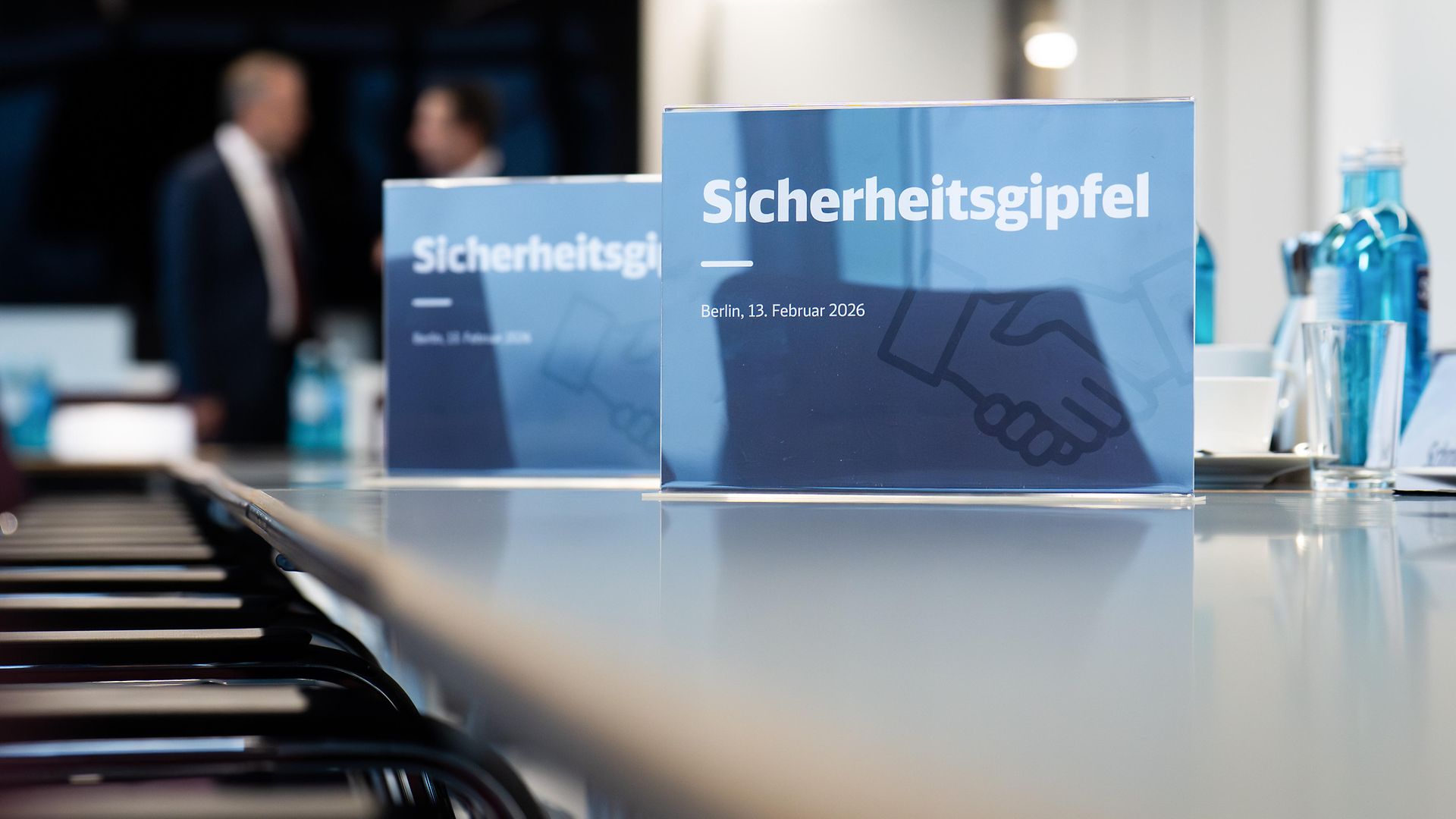 Ein Schild auf einem Tisch mit der Aufschrift Sicherheitsgipfel