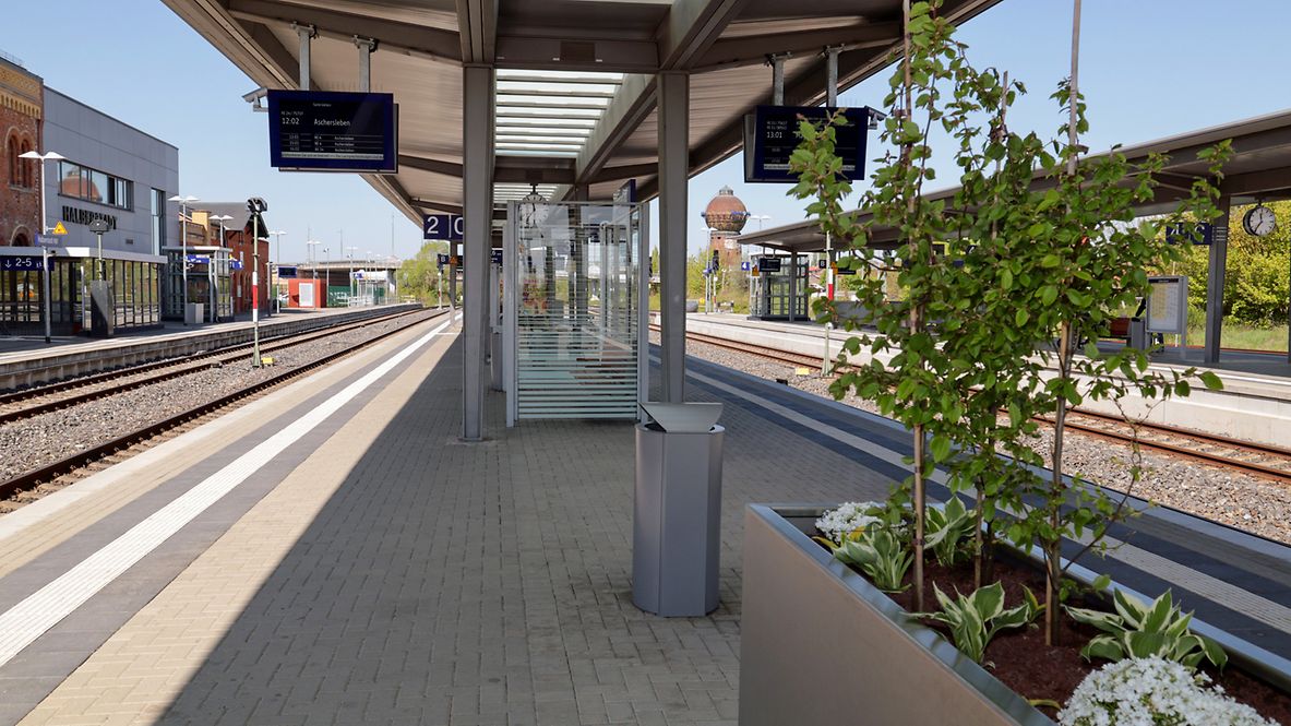Bahnsteig mit Pflanzkübeln und Wartehäuschen am Bahnhof Halberstadt