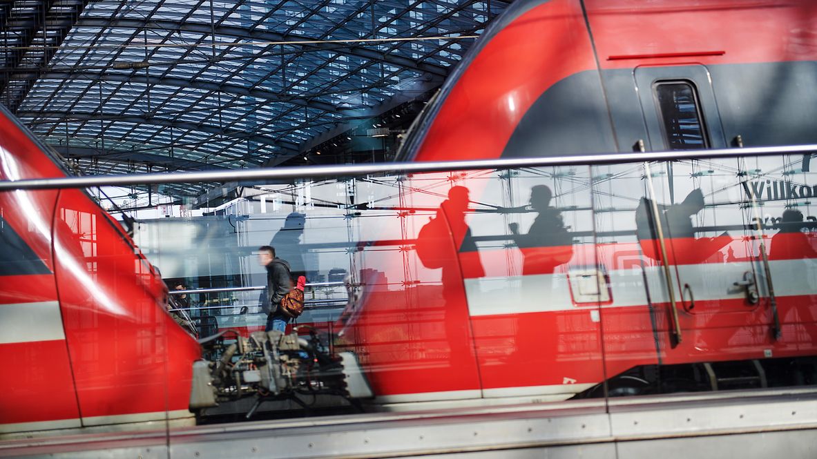 Reisende auf einem Bahnsteig im Hauptbahnhof Berlin
