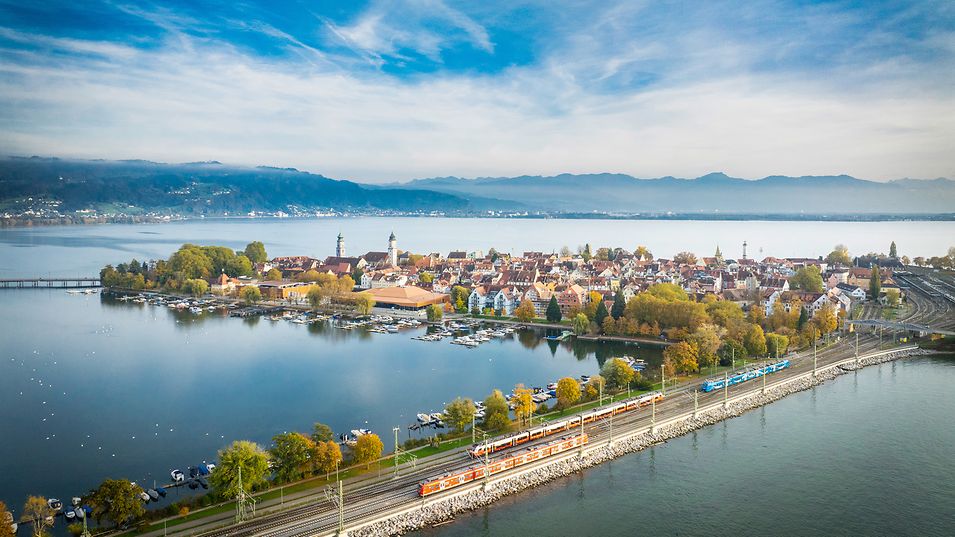 Ein Nahverkehrszug von DB Regio fährt durch Bayern.