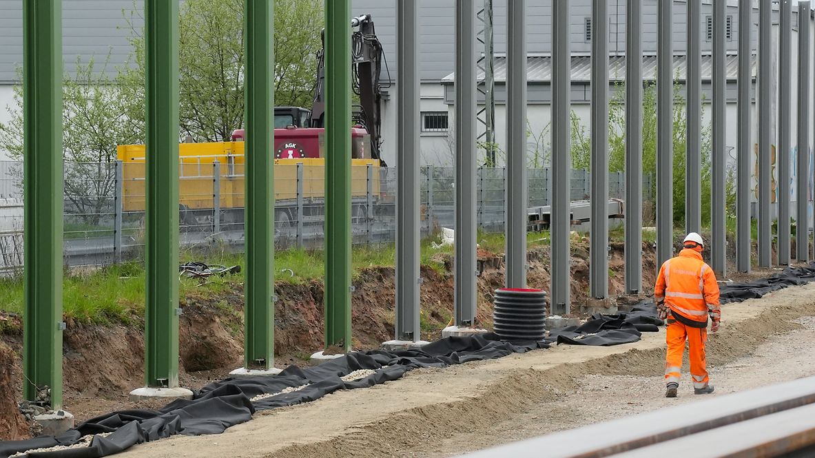  Bau von Lärmschutzwänden an der Kinzigtalbahn in Gelnhausen im April 2025