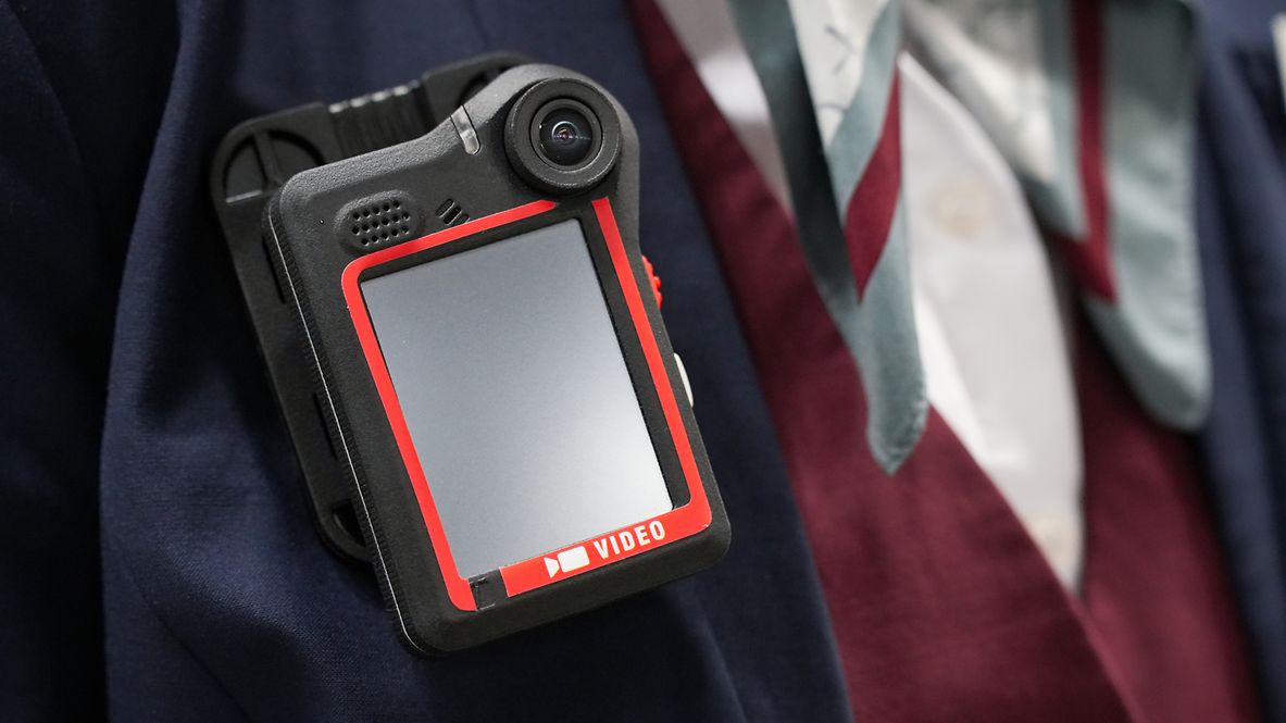 Eine Bodycam vor dem Oberkörper 