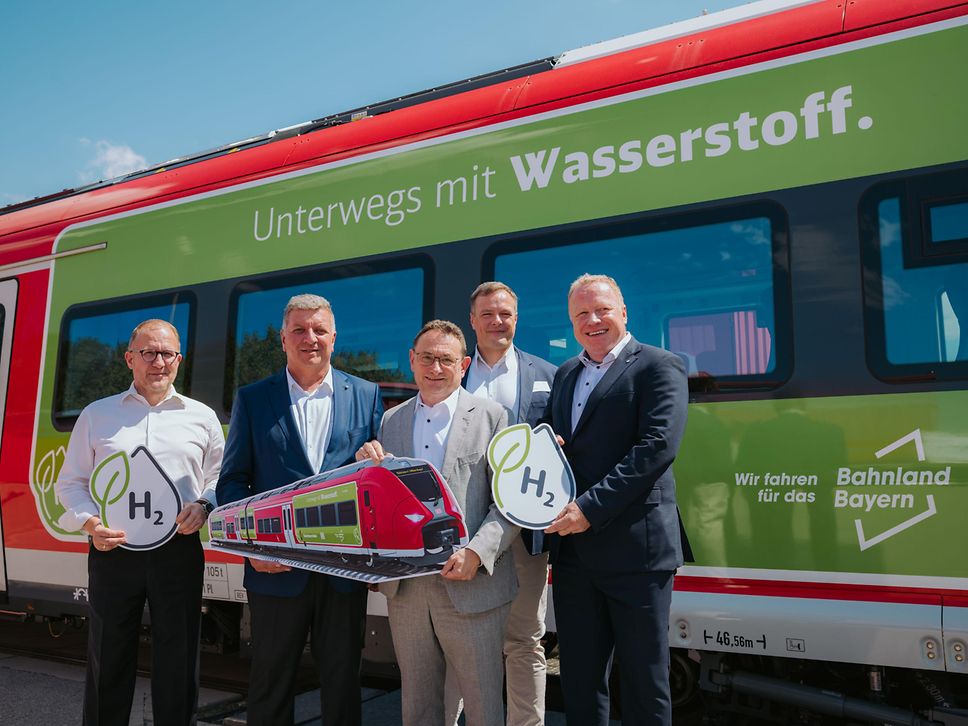 Ein Wasserstoffzug von Siemens Mobility im Einsatz für die Deutsche Bahn