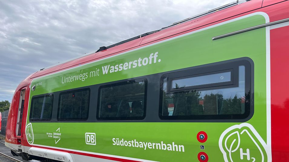 Ein Wasserstoffzug von Siemens Mobility im Einsatz für die Deutsche Bahn